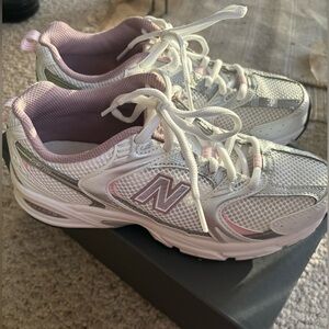 New balance 530 in white/silver/ice wine (pink)